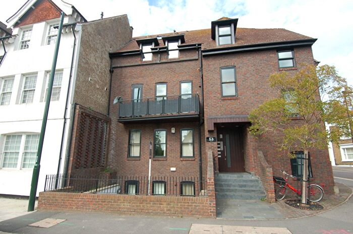 3 Bedroom Flat To Rent In High Street, Hampton, TW12