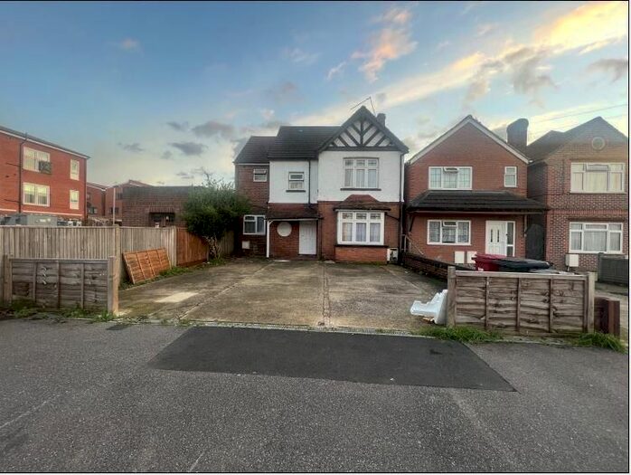 8 Bedroom Semi-Detached House To Rent In Slough, Berkshire, SL1