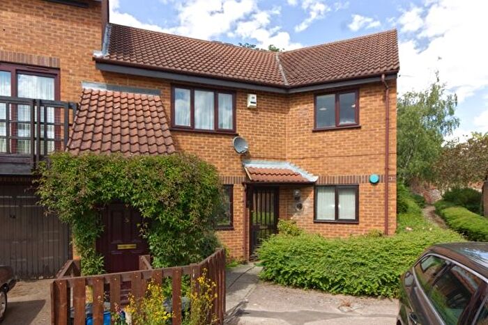 2 Bedroom Maisonette To Rent In Jeeves Close, Peartree Bridge, Milton Keynes, MK6