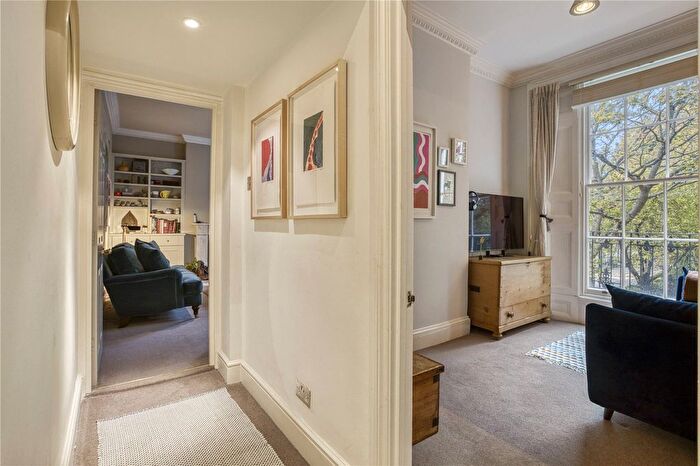 2 Bedroom Flat For Sale In Granville Square, Islington, London, WC1X