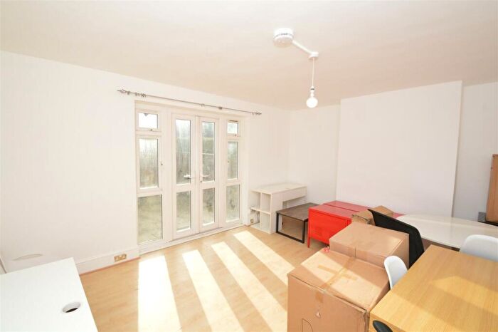 3 Bedroom Apartment To Rent In Evelyn Walk, Shoreditch, N1