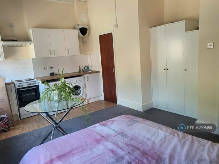 Studio To Rent In High Street, London, N8