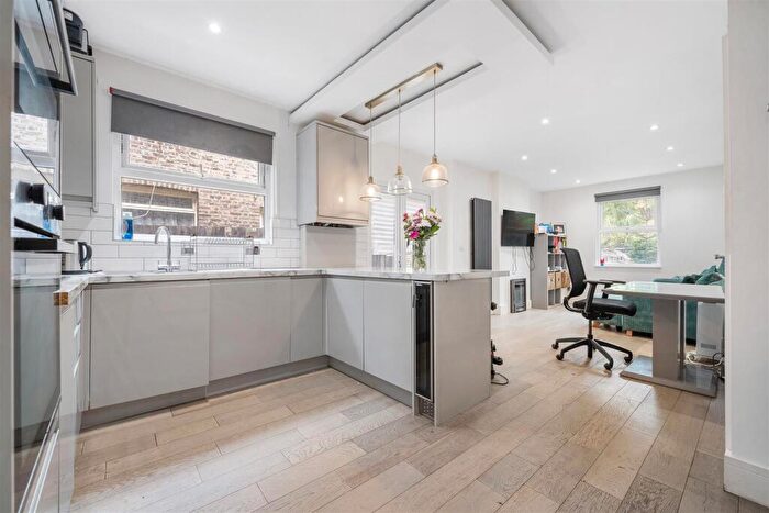 2 Bedroom Maisonette For Sale In Samos Road, Anerley, London, SE20
