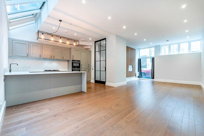 4 Bedroom Flat To Rent In Queen's Gate Place Mews, London, SW7