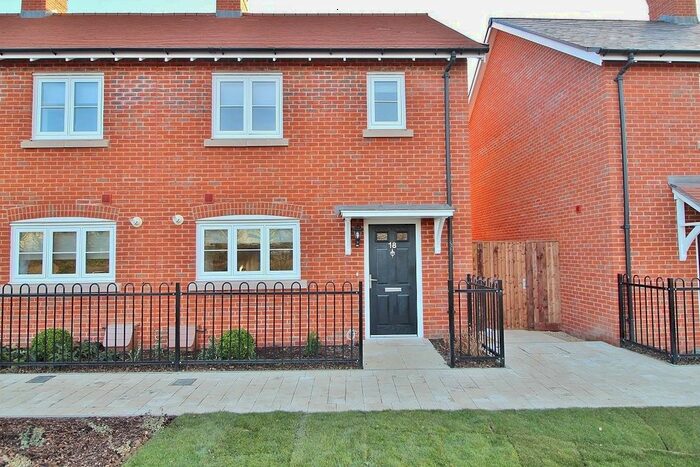 3 Bedroom End Of Terrace House To Rent In Houghton Avenue, Waterlooville, PO7