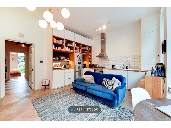 2 Bedroom Flat To Rent In Clapham, London, SW11