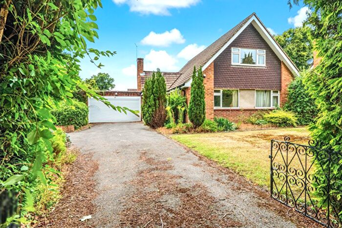 3 Bedroom Detached House For Sale In Brynford Close, Horsell, Woking, GU21