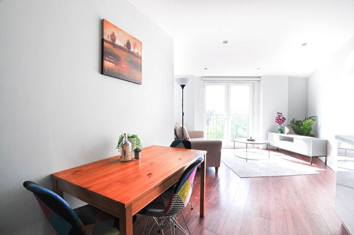 2 Bedroom Flat To Rent In Sillavan Way, Salford, M3