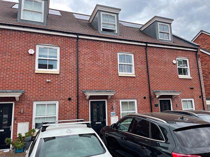 3 Bedroom Property To Rent In Mcready Road, London, N20