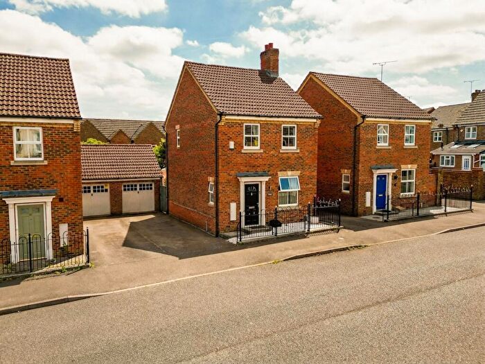 3 Bedroom Detached House For Sale In Great Meadow Way, Aylesbury, HP19