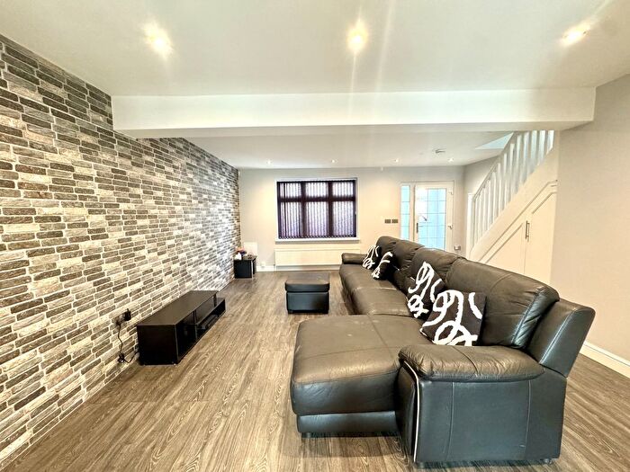 4 Bedroom Semi Detached House To Rent In The Alders, Hounslow, TW5