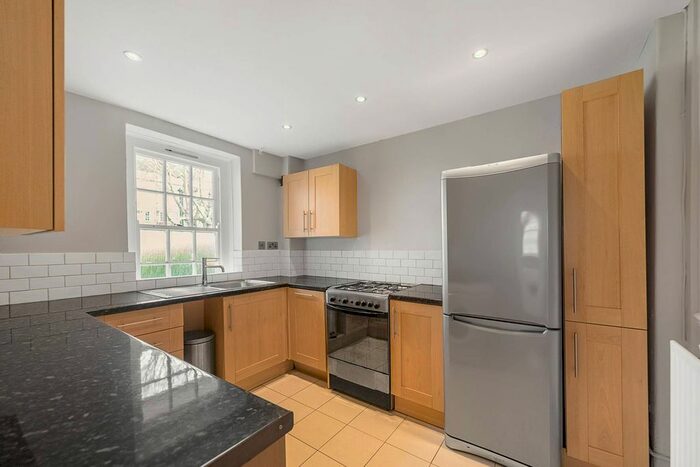 2 Bedroom Flat To Rent In Albion Avenue, Clapham, London, SW8