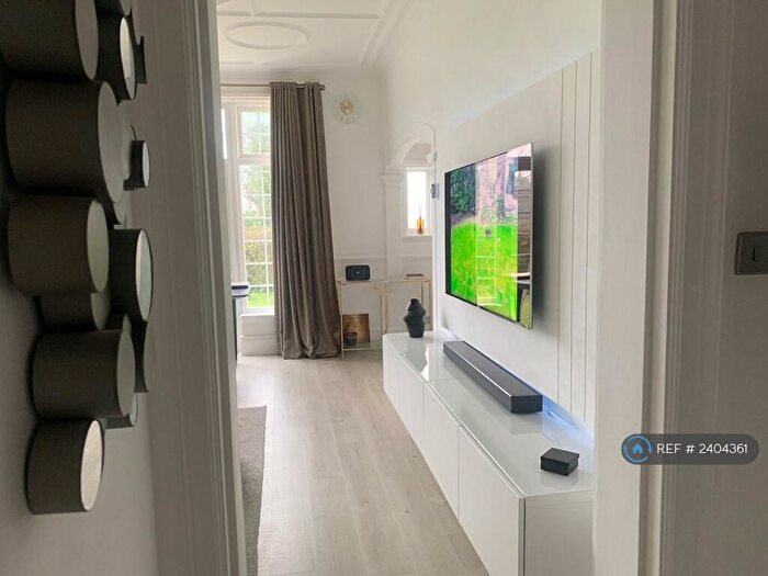 2 Bedroom Flat To Rent In Station Road, London, NW4