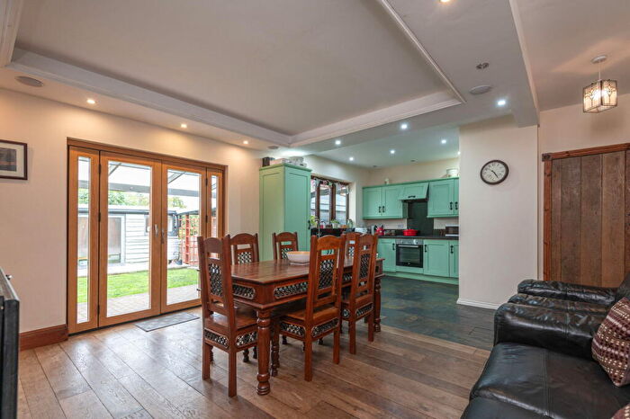 4 Bedroom Detached House For Sale In Cross Valley Drive, Leeds, LS15