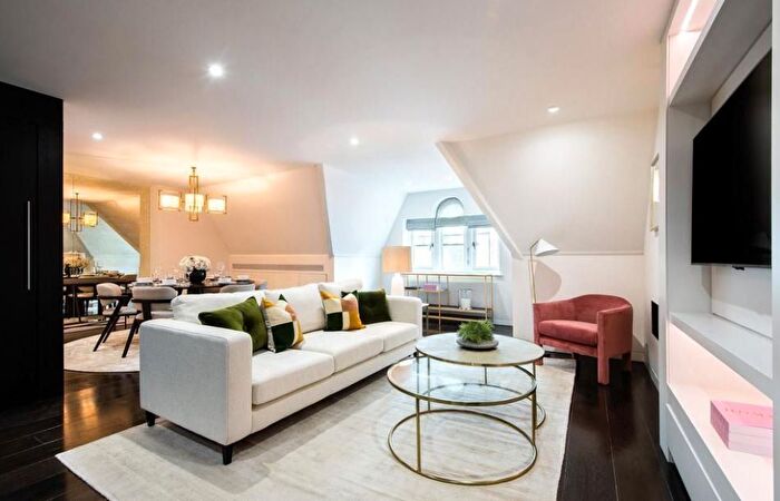 2 Bedroom Flat To Rent In Duke Street, London, W1K