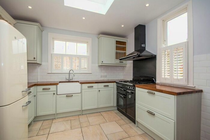 2 Bedroom Flat To Rent In Venn Street, London, SW4