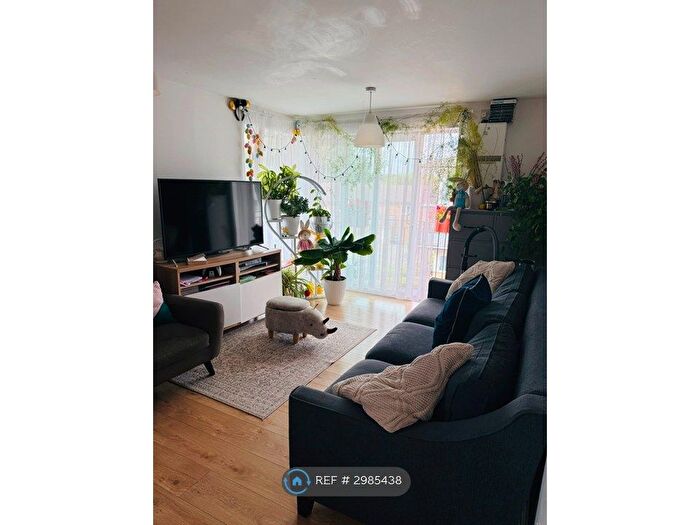 2 Bedroom Flat To Rent In Blackburn Way, Hounslow, TW4
