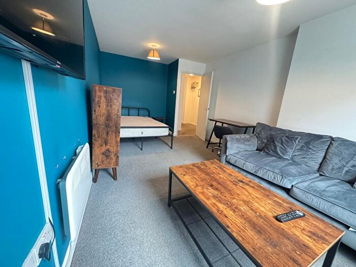 1 Bedroom Flat To Rent In Bed Student Flat // Jul, LN2