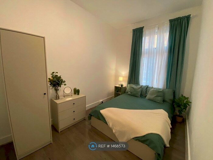 2 Bedroom Flat To Rent In Barking Road, Canning Town, E16