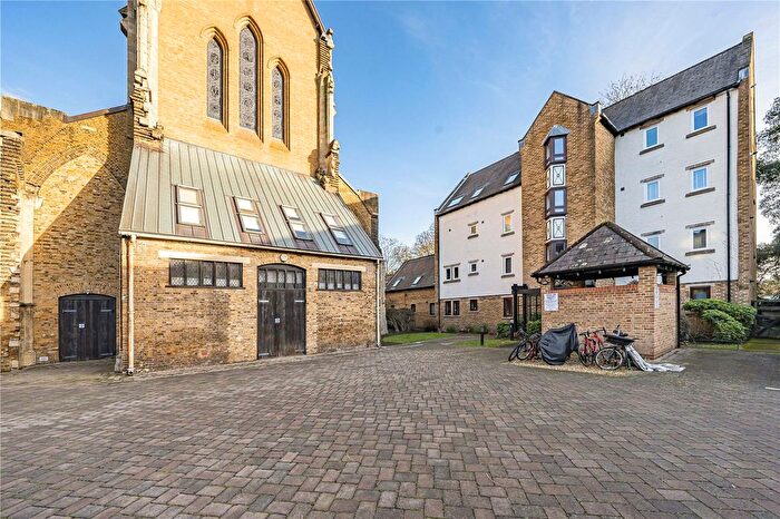 1 Bedroom Flat For Sale In Cloister Close, Teddington, TW11
