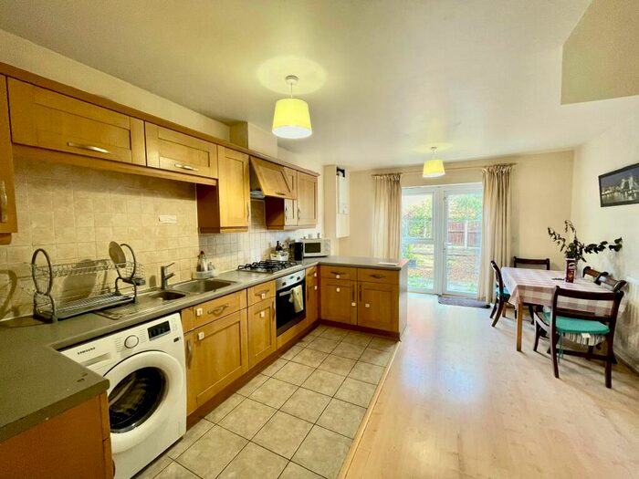 4 Bedroom Town House To Rent In Lauderdale Crescent, Manchester, M13