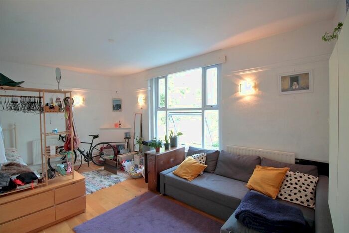 Studio To Rent In Larkhall Rise, Clapham Common, SW4