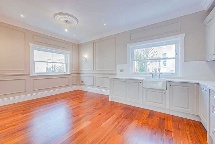 2 Bedroom Flat For Sale In Station Road, Westcliff On Sea, SS0
