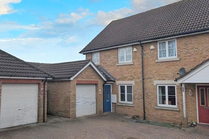 3 Bedroom Semi Detached House To Rent In Knaphill, Woking, Surrey, GU21