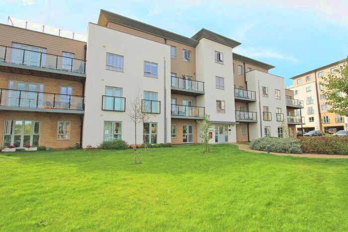 2 Bedroom Flat To Rent In Fleming Place, Bracknell, Berkshire, RG12