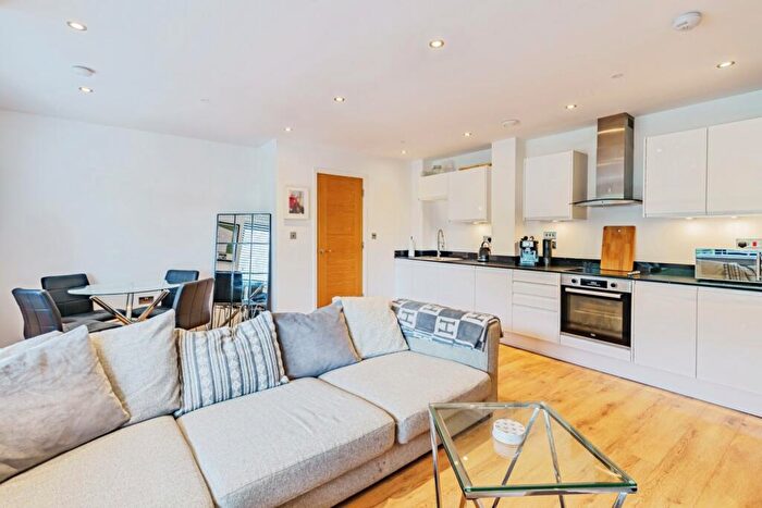 1 Bedroom Flat For Sale In Deepdene Avenue, Dorking, Surrey, RH5