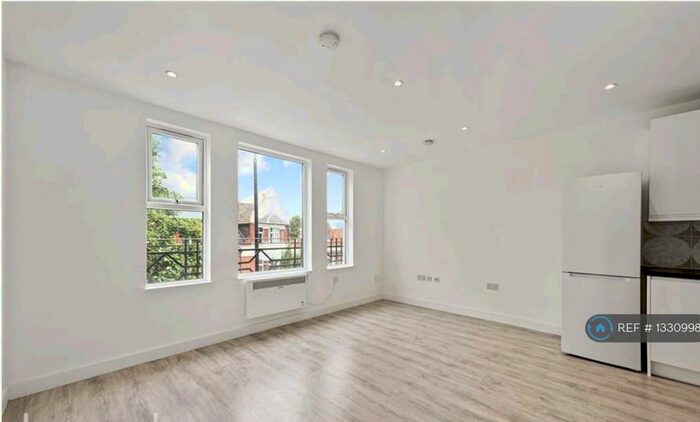 4 Bedroom Flat To Rent In Central Road, Worcester Park, KT4