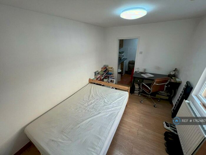 Studio To Rent In Crayford Road, London, N7