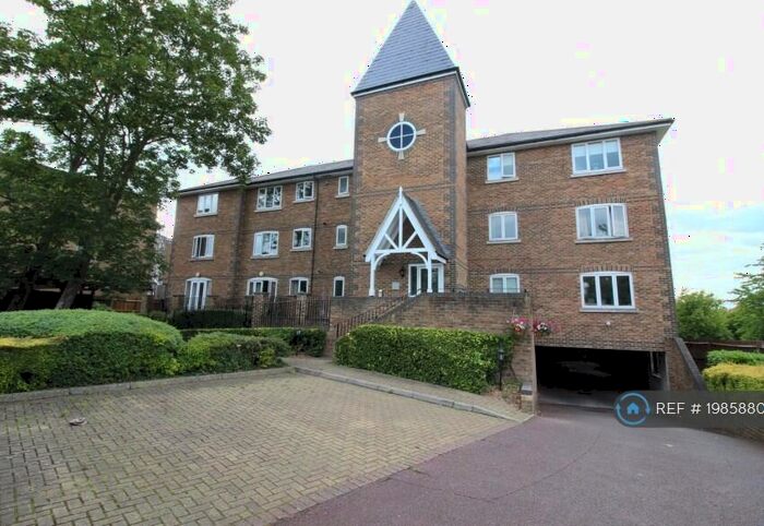 2 Bedroom Flat To Rent In St. Philips Gate, Worcester Park, KT4