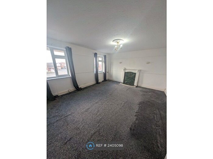 2 Bedroom Flat To Rent In Manchester Road, Droylsden, Manchester, M43