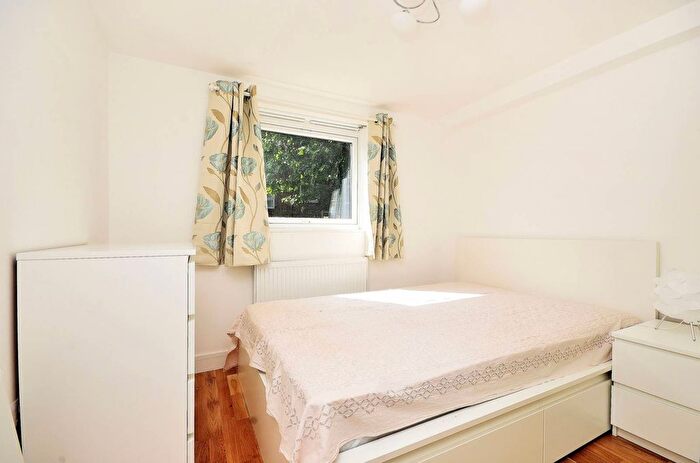 2 Bedroom Flat To Rent In Sherston Court, Finsbury, London, WC1X