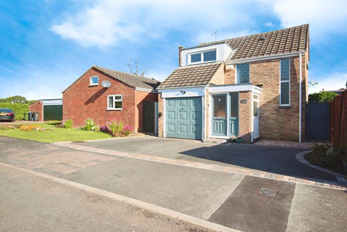 3 Bedroom Detached House For Sale In New Close, Warwick, Warwickshire, CV35