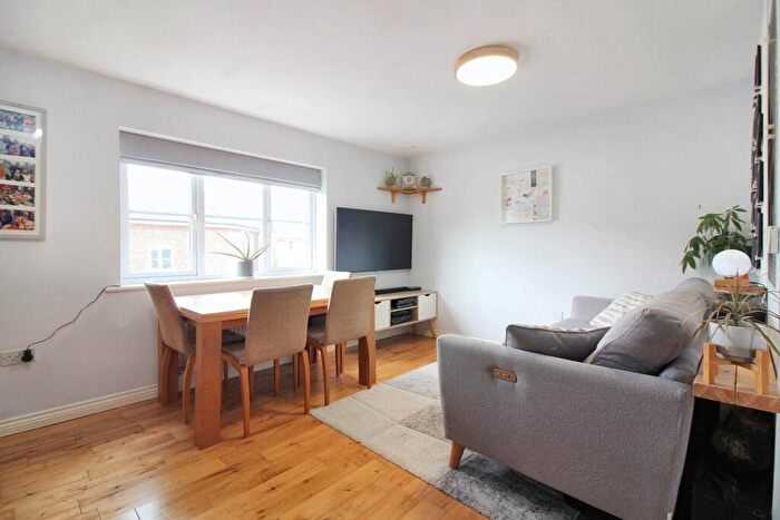2 Bedroom Coach House For Sale In Ossulbury Lane, Aylesbury, HP19