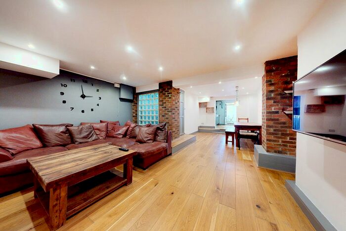 Studio To Rent In Caledonian Road, London N1