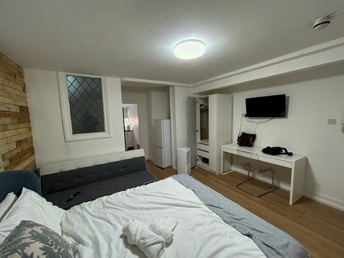 Studio To Rent In Tanfield Avenue, Cricklewood, NW2