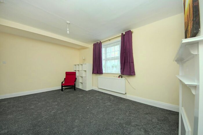 3 Bedroom Flat To Rent In Station Parade, Noel Road, London, W3