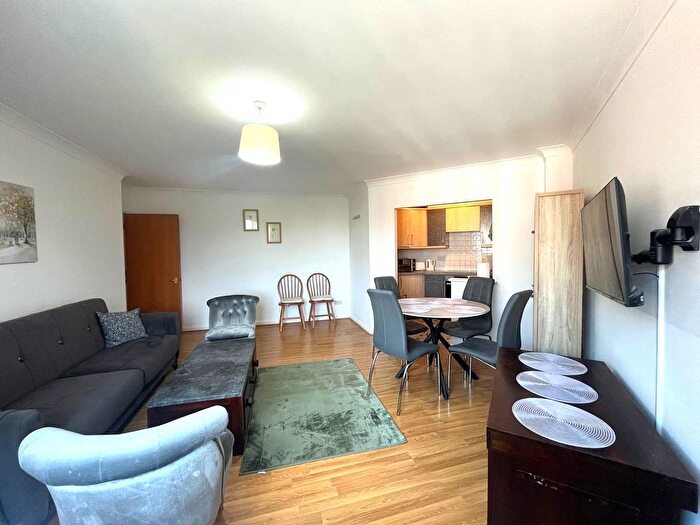 2 Bedroom Flat To Rent In Hanworth Road, Hounslow, TW3