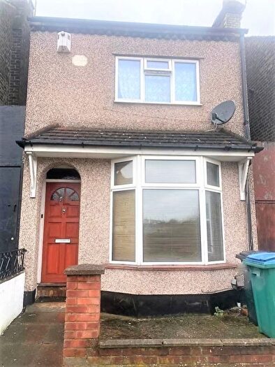 2 Bedroom Semi Detached House To Rent In Queens Road, Watford, Hertofrdshire, WD17