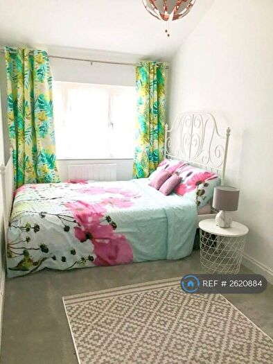 Studio To Rent In Marshalls Close, London, N11