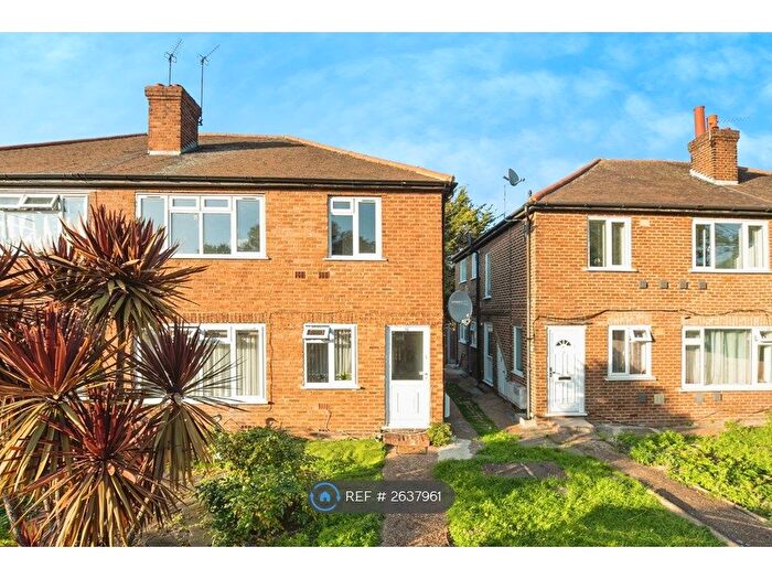 2 Bedroom Flat To Rent In Western Avenue, Perivale, Greenford, UB6