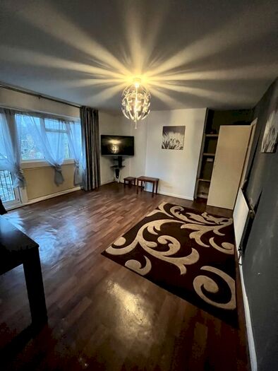 3 Bedroom Flat To Rent In Croyde Avenue, Hayes, UB3