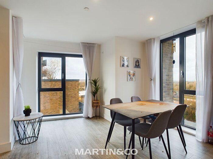 2 Bedroom Flat For Sale In High Street, Staines-Upon-Thames, TW18