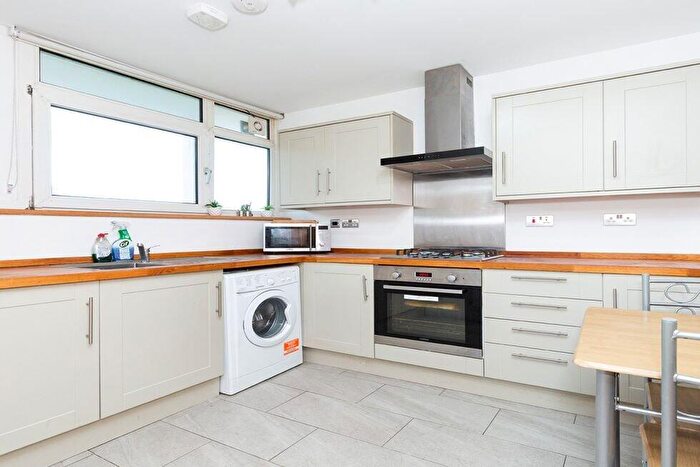 3 Bedroom Flat To Rent In Rowstock Gardens, Camden, N7