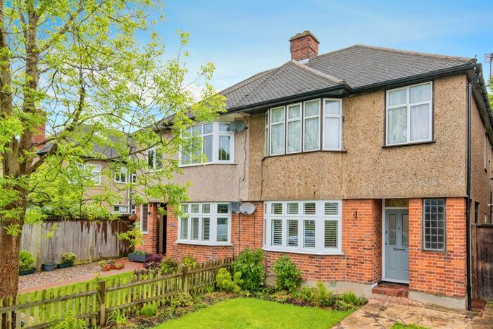 2 Bedroom Maisonette To Rent In Chestnut Road, SE27