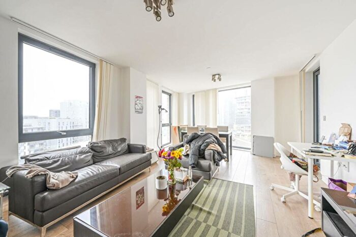 3 Bedroom Flat To Rent In Williamsburg Plaza, , Canary Wharf, London, E14
