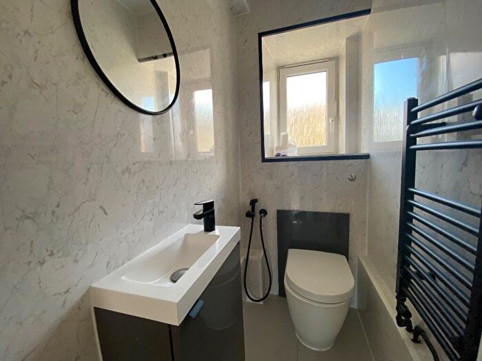 2 Bedroom Flat To Rent In Donald Hall Road, BN2